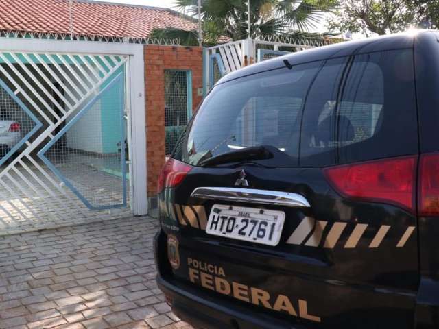 Policiais federais fazem buscas em casa para apurar fake news