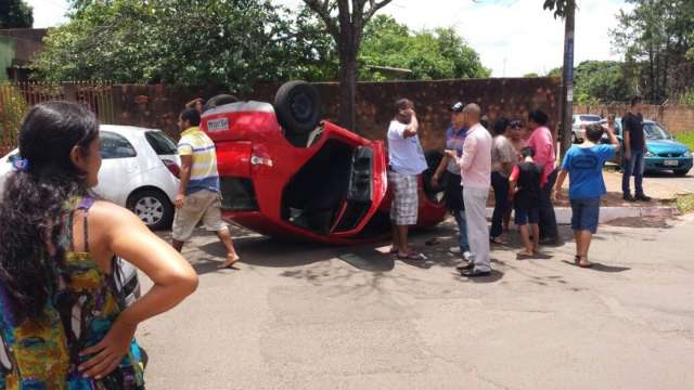 Motorista n&atilde;o respeita sinaliza&ccedil;&atilde;o e provoca acidente na Capital