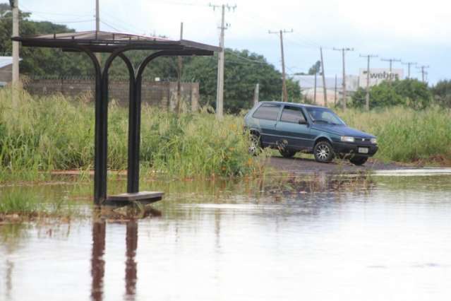 Chuva leva cascalho, alaga ruas e causa transtornos no Cidade Morena