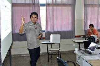 Zenaldo Moreira Martins durante apresentação do trabalho de conclusão do curso de engenharia ambiental (Foto: Divulgação)