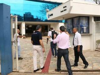 Candidatos entram no portão da Uniderp antes da prova começar, no dia 18 (Foto: Paulo Francis)
