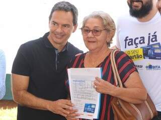 Prefeito entregou cartão de crédito para a cozinheira Maria Yolanda, uma das contempladas pelo Programa Credihabita (Foto: Marcos Maluf)