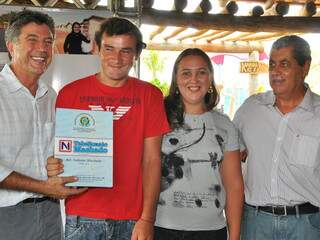 Zauith e Puccinelli entregaram escrituras para 49 produtores do distrito de Vila Formosa(Foto: Divulgação)