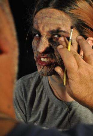 De m&aacute;scara a fratura exposta, Marcos ensina maquiagens com efeito de cinema