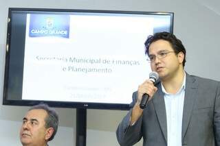 Secretário Pedro Pedrossian Neto apresenta planilhas sobre a situação financeira do município (Foto: André Bittar)