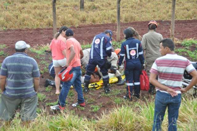 Chuva fina causa acidente e deixa motociclista ferido