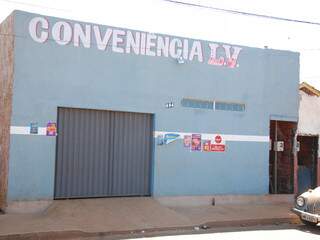 Depois de crime, conveniência fechou as portas no Caiobá 2. (Foto: Pedro Peralta)