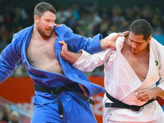 Rafael Silva (de branco) foi derrotado pelo russo Alexander Mikhaylin, tricampeão mundial. (Foto: AFP)