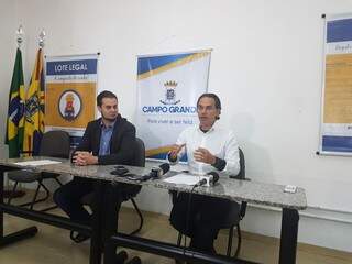 O prefeito Marquinhos Trad, ao lado do diretor-presidente da Emha, Enéas Netto, durante apresentação de dados sobre a área habitacional nesta sexta-feira (Foto: Anahi Gurgel)