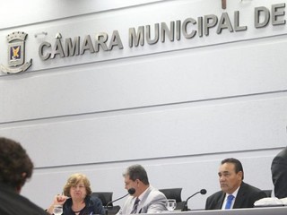 Vereadores na Mesa Diretora da Câmara Municipal. À esquerda, João Rocha, ao lado do vereador Carlão. (Foto: Henrique Kawaminami/Arquivo).