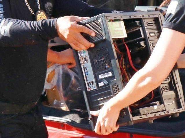 T&eacute;cnico de inform&aacute;tica e mais dois s&atilde;o presos com pornografia infantil