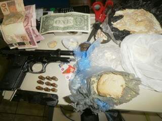 Foram apreendidos a droga, a arma, nove munições, dinheiro e utensílios (Foto: Divulgação)