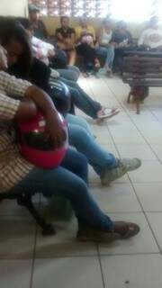 Do lado de dentro da UBS do Guanandi, pacientes aguardam atendimento por até 4 horas. (Foto:Colaboração leitor)