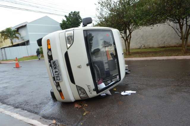 Pick up tomba ap&oacute;s colidir com ve&iacute;culo em cruzamento no bairro Vilas Boas