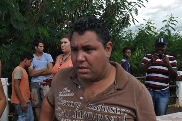 Motorista fica gravemente ferido ao cair no C&oacute;rrego Bandeira