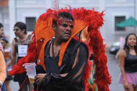 Mesmo com chuva Bloco Capivara Blasé atrai foliões para o quarto dia de carnaval