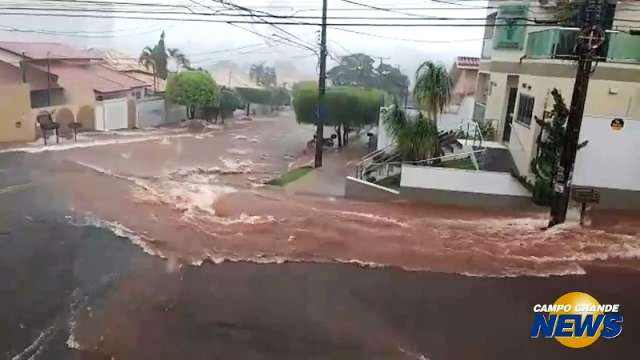 Enxurrada encobre ruas e arrasta ve&iacute;culo em mais uma chuva de ver&atilde;o