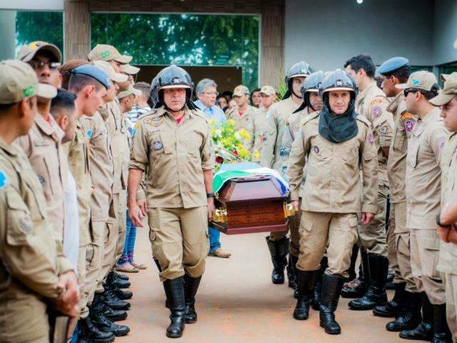 Morto em acidente com viatura, bombeiro recebe homenagem em quart&eacute;is 