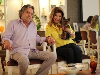 Sidney Volpe com Luck, cachorro de estimação, e o marido, Hélio Fogolin. (Foto: Marcos Ermínio)