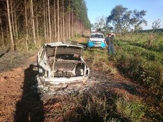 Corpos ainda não identificados estariam no carro com placas de Ribeirão Preto (Foto: Celso Daniel/TVC)