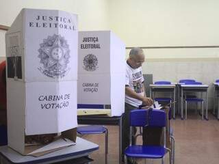 Uma das salas de votação preparadas para receber eleitores durante eleições para conselheiros tutelares, neste domingo (Foto: Marina Pacheco)