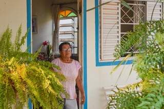 Dona Salvadora mora na residência há 15 anos. (Foto: Thailla Torres)