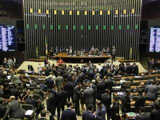 Deputados durante a sessão da Câmara, nesta terça-feira (14). (Foto: Fabio Rodrigues Pozzebom/Agência Brasil) 
