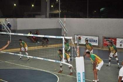 V&ocirc;lei masculino vence mais uma e fica perto do ouro nos Jogos Abertos