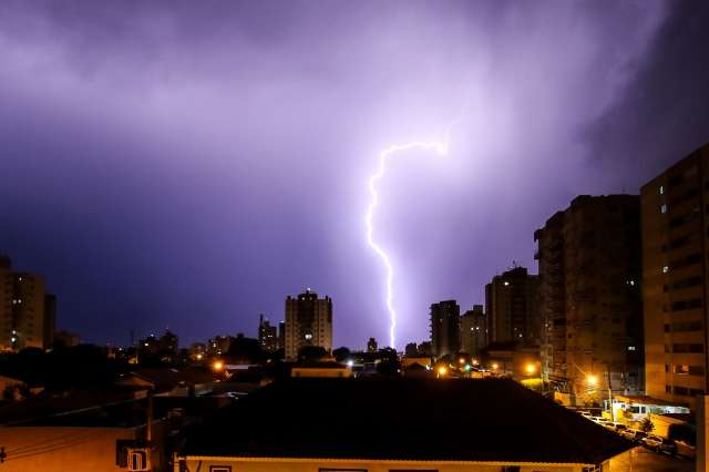 Temporal derruba &aacute;rvores e deixa ao menos um bairro sem energia