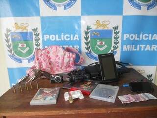 PM prende dupla com pertences roubados e arma após troca de tiros (Foto: Divulgação)
