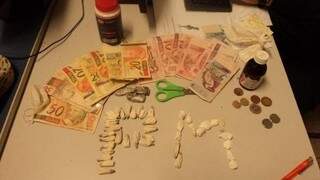 A polícia também apreendeu dinheiro e drogas (Foto: PM)