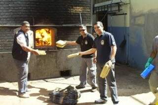 Policiais incineram droga no Distrito Industrial de Dourados (foto: divulgação)