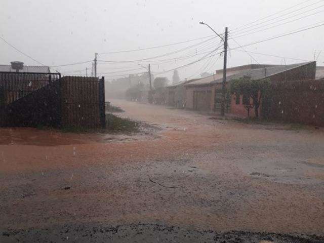 Tempo muda e chuva forte atinge o Centro e regi&atilde;o sul de Campo Grande