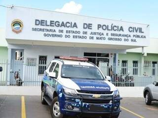 Jovem pula de carro em movimento para escapar de agress&otilde;es de ex-marido