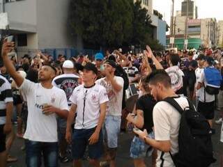 Torcida do Corinthians comemora o título na rua 14 de Julho (Fotos: Kleber Clajus)