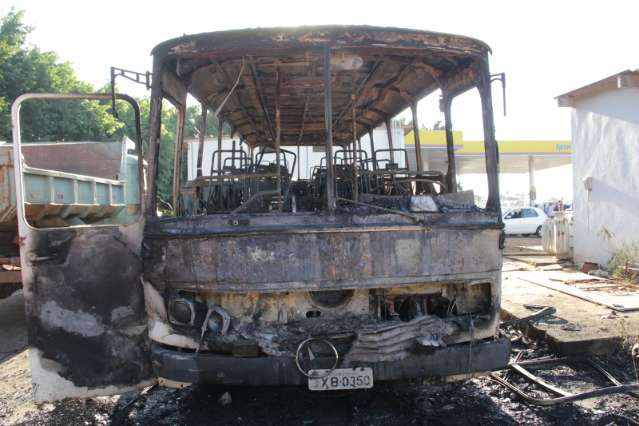 &Ocirc;nibus incendiado em posto pertence a associa&ccedil;&atilde;o de militares 