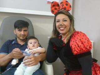 Marcelo Proster, o filho de sete meses e a Minnie (Foto: Yarima Mecchi)