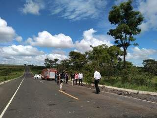 Local onde ocorreu a colisão, na BR-060. (Foto: Miriam Machado)