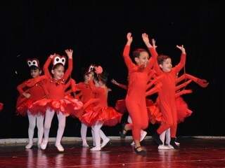 Alunos da pré-escola dançam no palco do Teatro Glauce Rocha (Foto: Divulgação)