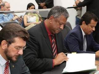 Deputados Pedro Kemp (PT), João Grandão (PT), autor do projeto, e Amarildo Cruz (PT), durante sessão (Foto: Victor Chileno/ALMS)