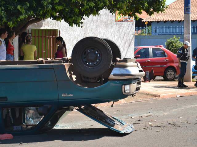  Caminhonete capota e carro atinge pizzaria ap&oacute;s colis&atilde;o