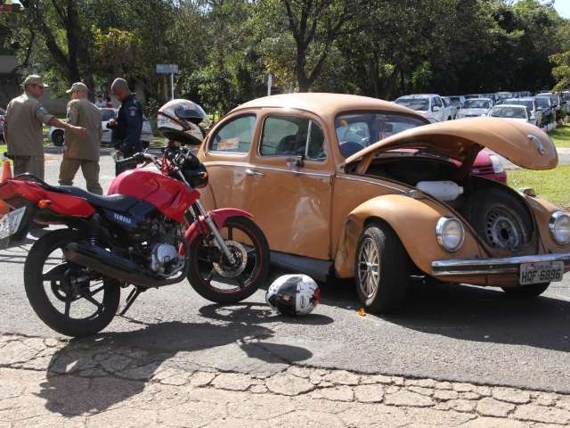 Gr&aacute;vida fica ferida em colis&atilde;o entre moto e fusca no Parque dos Poderes