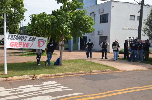 Contra ordem judicial, policiais v&atilde;o intensificar greve no interior do Estado
