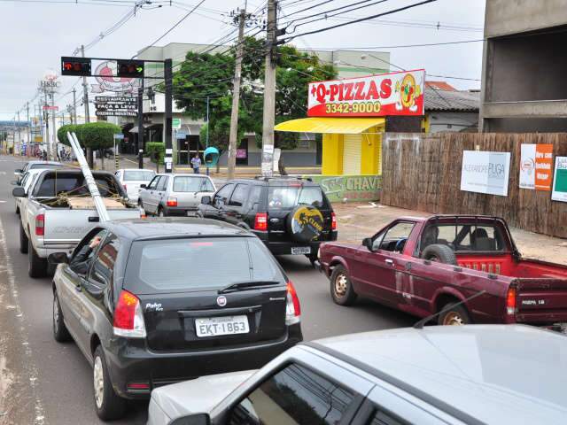  Confus&atilde;o de motoristas em sem&aacute;foro para convers&atilde;o na Zahran causa transtornos