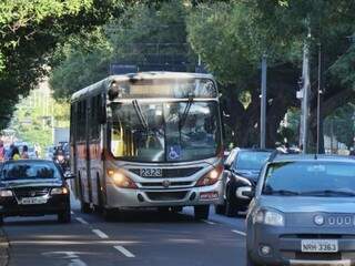 Ônibus e carros disputam espaço na avenida Afonso Pena, no Centro de Campo Grande. (Foto: Henrique Kawaminami)