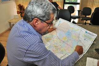 Governador aponta no mapa vazios de infraestrutura em todas as regiões do Estado. (Foto: João Garrigó)