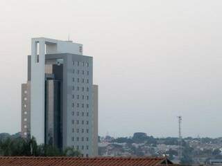 O dia amanheceu friozinho na capital sul-mato-grossense com mínima de 11ºC, por volta das 7h  (Foto: Henrique Kawaminami)