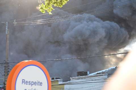 Incêndio também atinge algumas lojas do Centro Comercial Afonso Pena