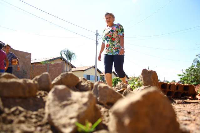 Tamanho da pedra em cascalhamento incomoda moradores na Capital
