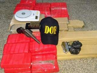 Trio é flagrado com droga, arma e munições em travesseiros Trio é flagrado com droga, arma e munições em travesseiros